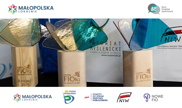 Plakat konkursu "Mamy FIOła na Małopolskę" ze zdjęciem 3 statuetek i logotypami 