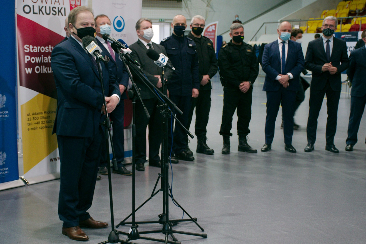 Przemowa burmistrza MiG Olkusz Romana Piaśnika w trakcie briefingu z okazji uruchomienia pilotażowego Punktu Szczepień Powszechnych  w hali MOSIR w Olkuszu
