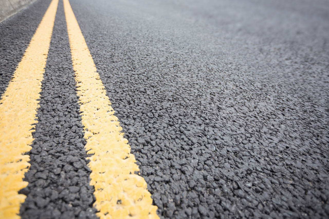 Droga asfaltowa z żółtą podwójna linią ciągłą