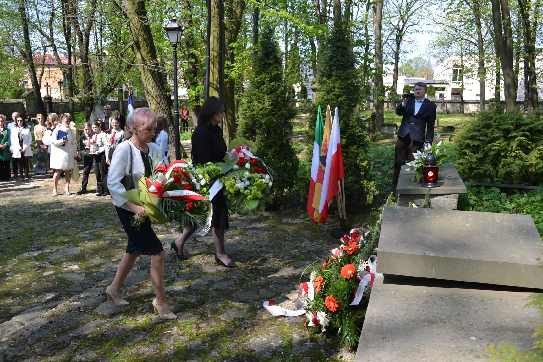 Wicestarosta Paulina Polak skłąda kwiaty przy grobie Francessco Nullo na starym cmentarzu w Olkuszu