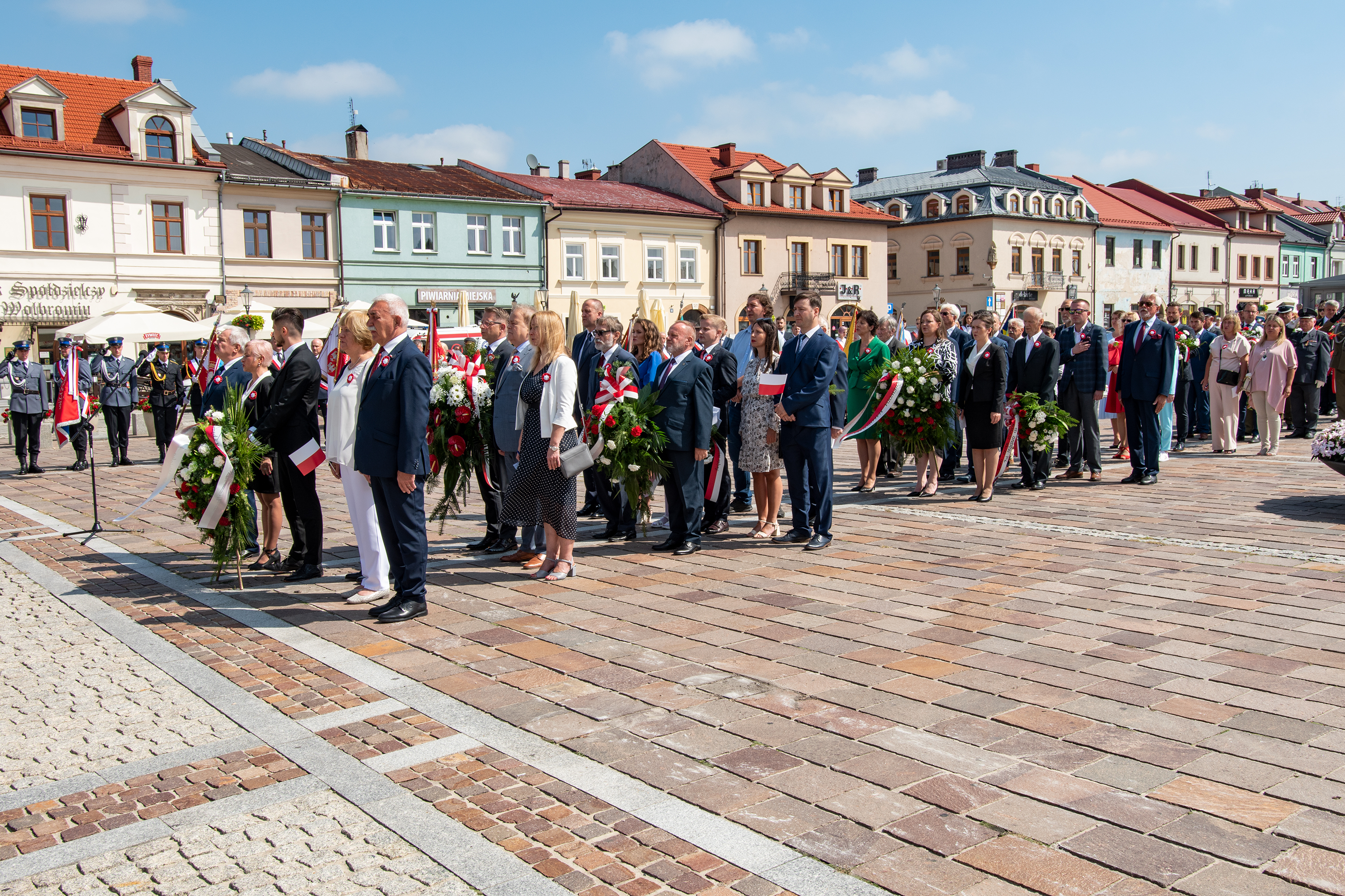 Delegacje  na olkuskim rynku podczas obchodów Święta Wojska Polskiegi i 102 Rocznicy Bitwy Warszawskiej