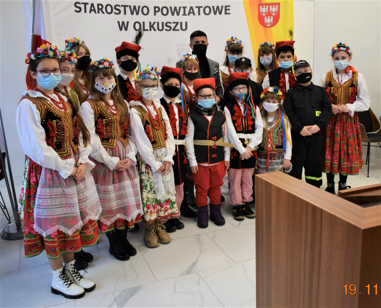 Dzieci, uczestnicy projektu "Mały Sołtys"  w strojach krakowskich, wśród nich Bogumił Sobczyk Starosta Olkuski
