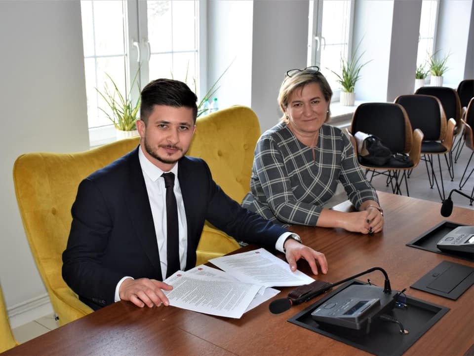 od lewej: Starosta Bogumił Sobczyk, Dyrektor ZS1 Aldona Nowicka podpisują umowę na budowę nowej sali gimnastycznej w Mechaniku
