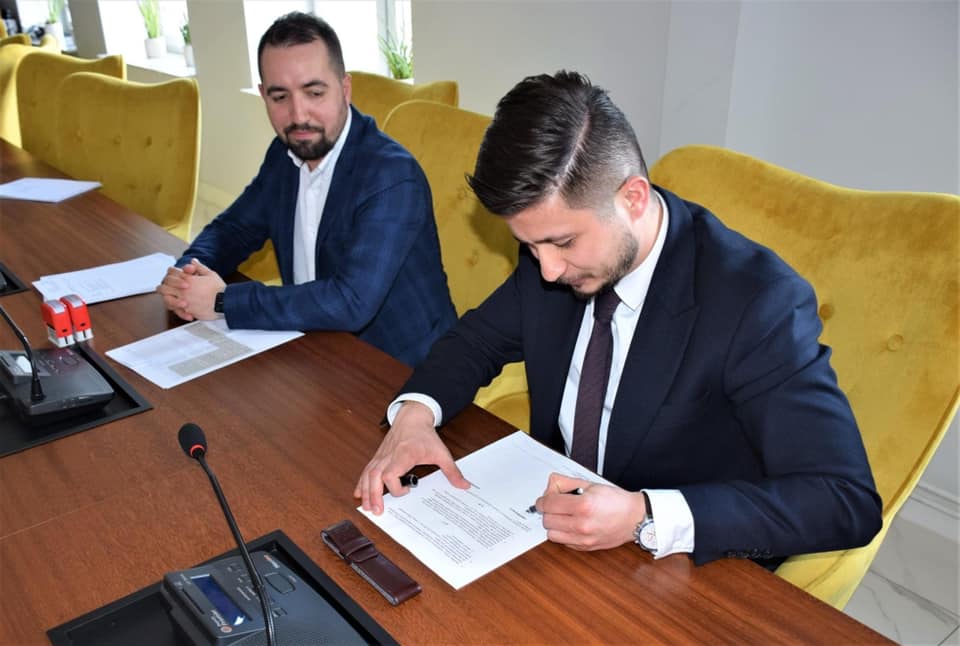 od lewej: Dyrektor Zespołu ds. Inwestycji i Rozwoju Tomasz Barzycki, Starosta Bogumił Sobczyk podpisują umowę na budowę nowej sali gimnastycznej w Mechaniku