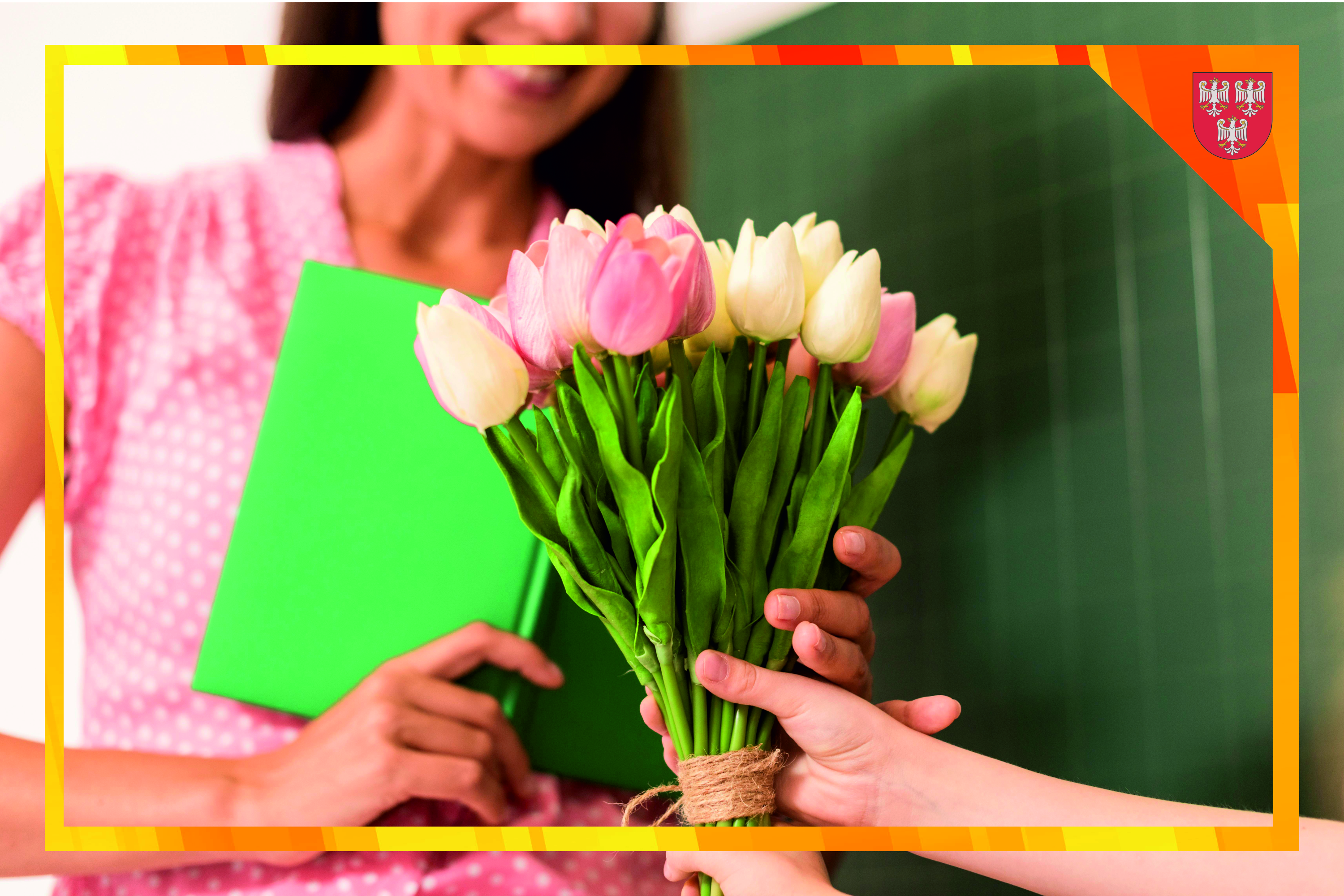 Dziewczyna wręczająca nauczycielowi bukiet kwiatów