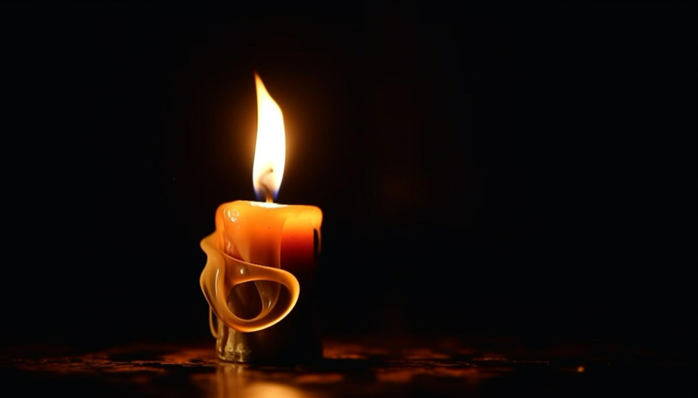 Zdjęcie palącej się świeczki na ciemnym tle